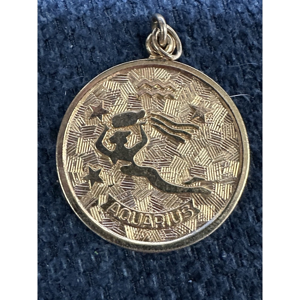 Vintage Sarah Coventry Aquarius Zodiac Pendant Gold Tone Astrology Charm 1" - Picture 3 of 7